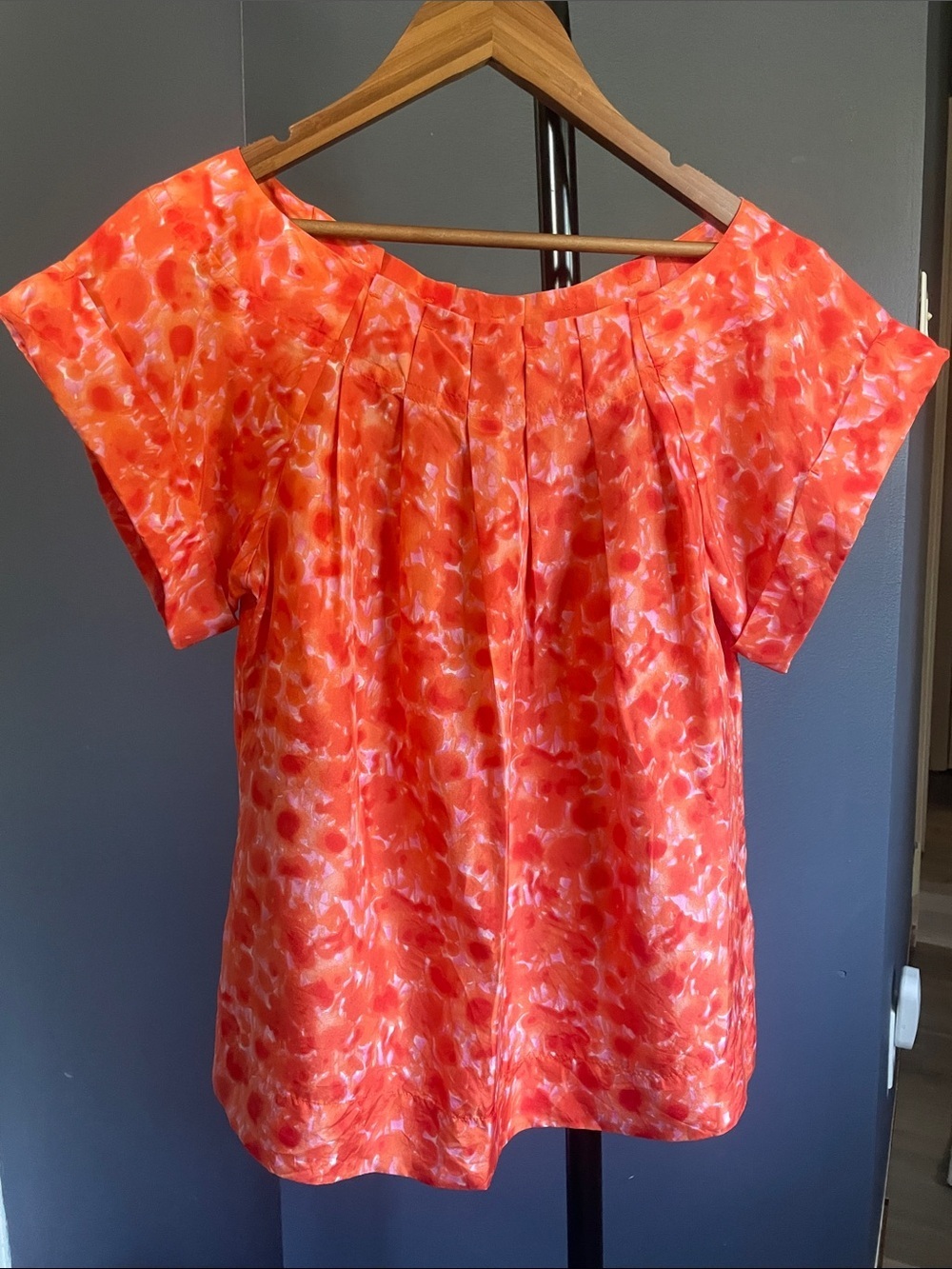 Banana Republic 100% Silk Short Sleeve Floral Blouse Top with Pleated Neckline